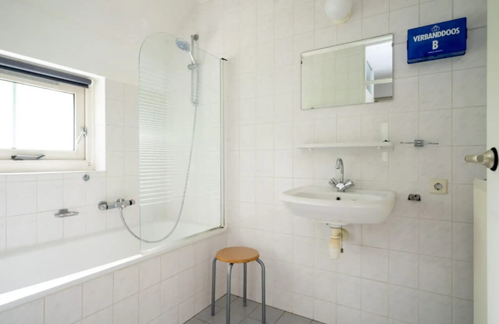 Ruime badkamer met douche & ligbad