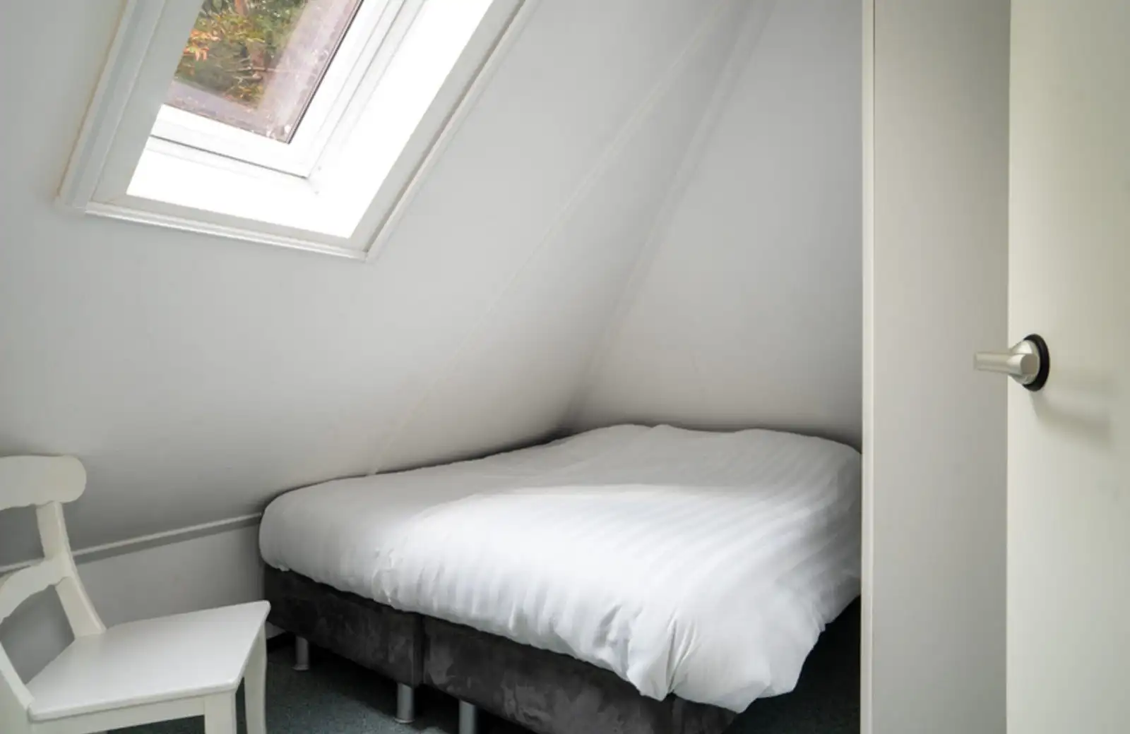 2 ruime slaapkamers, elk voorzien van 2 luxe boxsprings